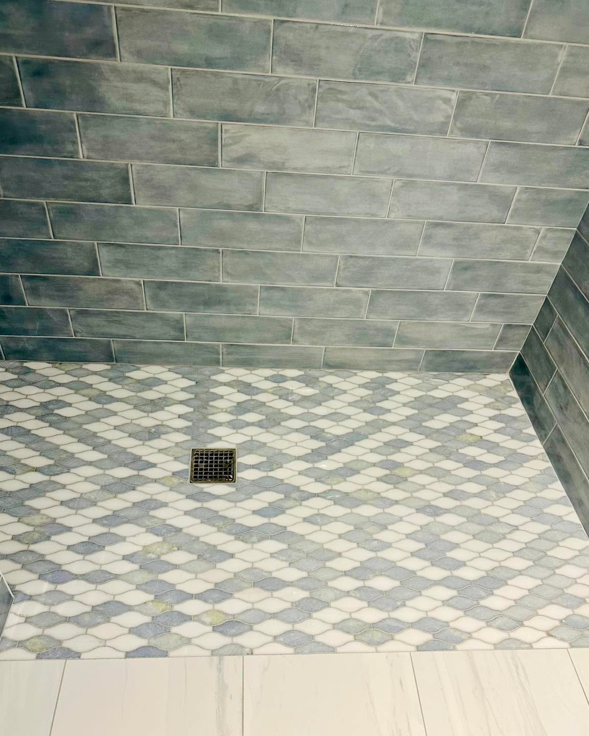 Slate-look shower with patterned mosaic floor
